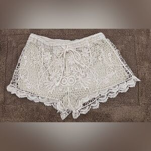 Iris Shorts Crochet Elastic Floral Cream White Size L